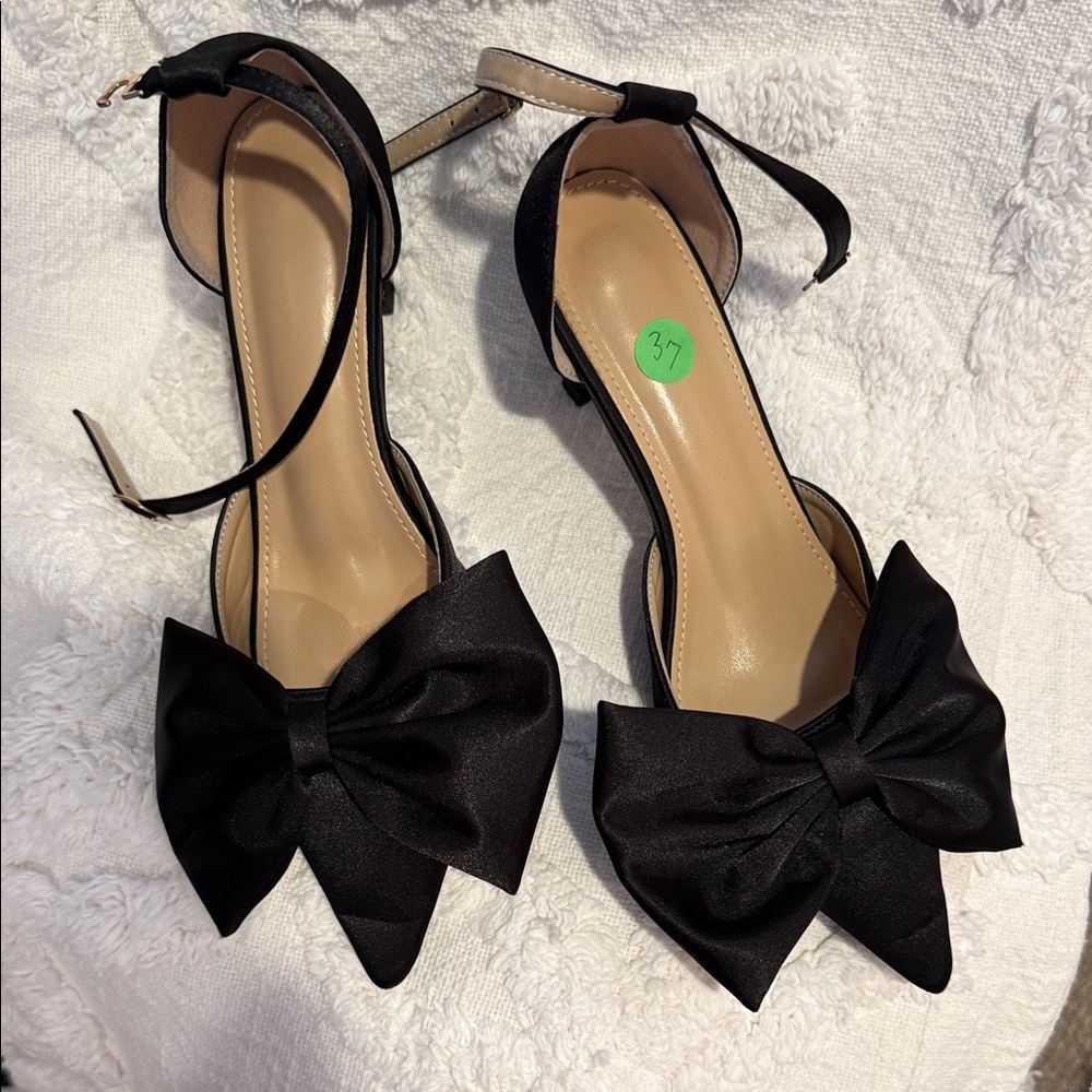 Black bow pumps